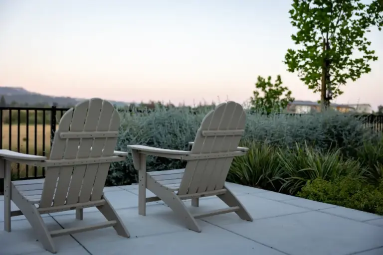Gartengestaltung Zürich – moderner Sitzplatz mit Gartenblick