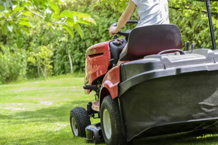 Gartenpflege Zürich – Rasen mähen mit Aufsitzmäher