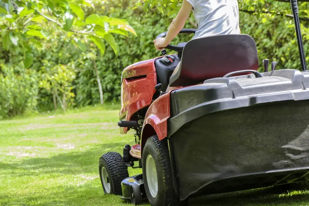 Gartenpflege Zürich – Rasen mähen mit Aufsitzmäher