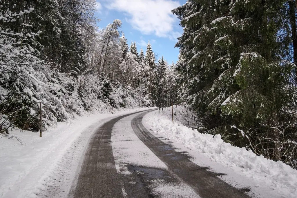 Verschneiter Garten – Winterdienst Zürich